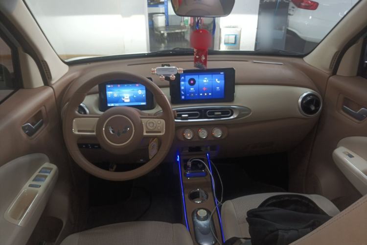 Used Wuling Hongguang MINIEV 2025 Four-Door Version Premium Edition Center Console