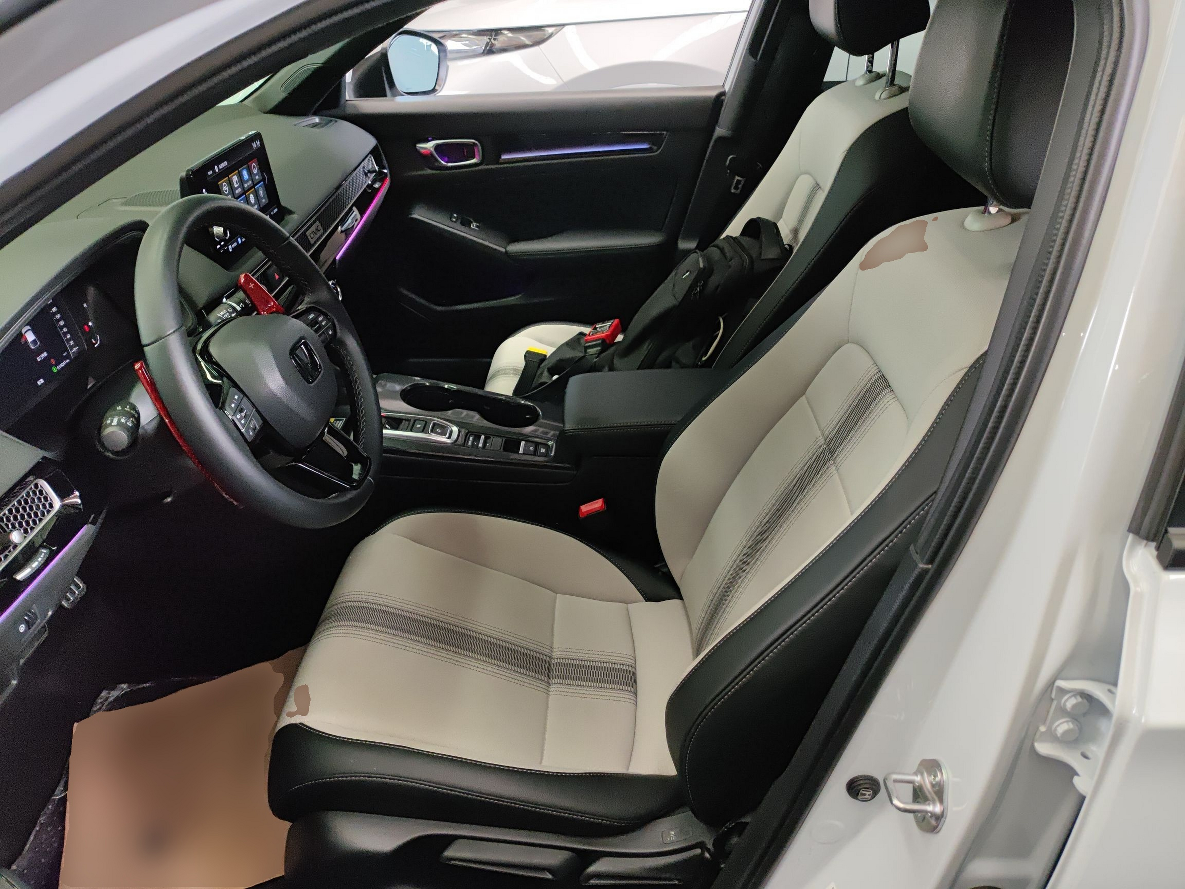 المقاعد الأمامية داخل السيارة