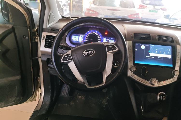 Used BYD S6 2014 2.0L Manual Luxury 5-Seater Steering Wheel