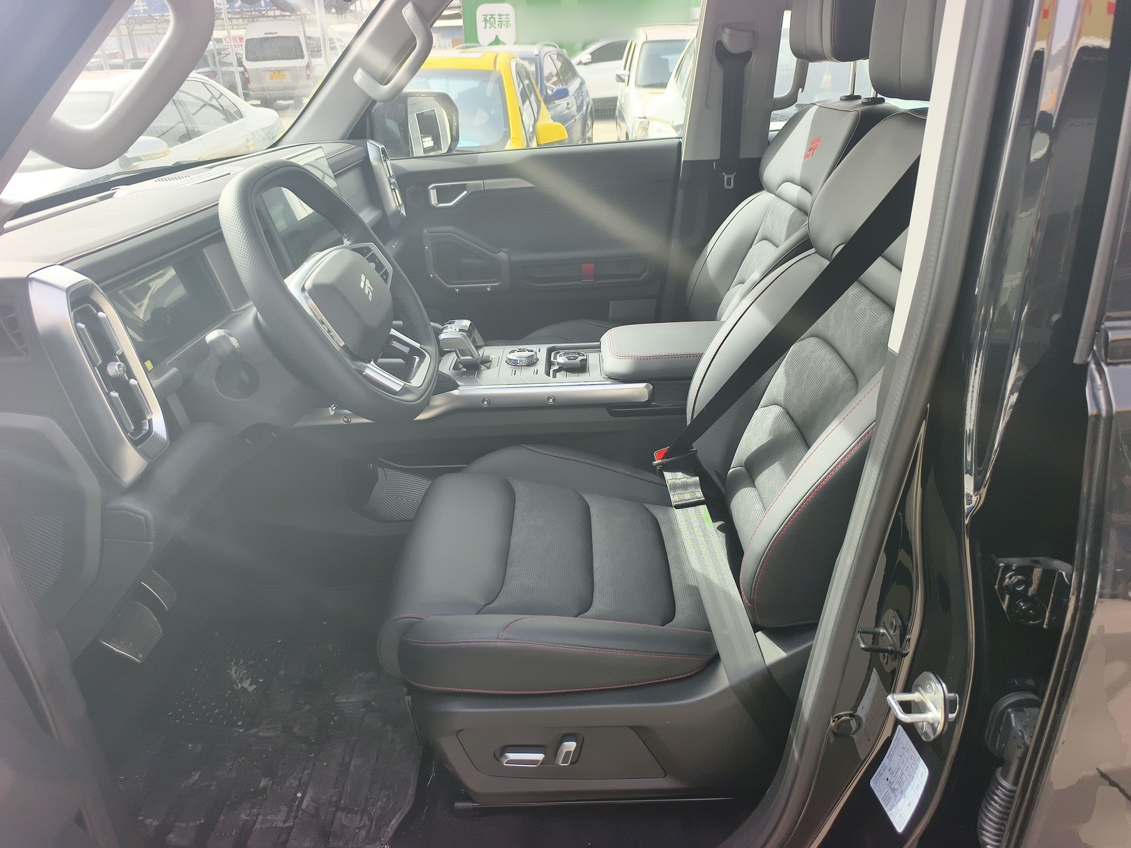 المقاعد الأمامية داخل السيارة