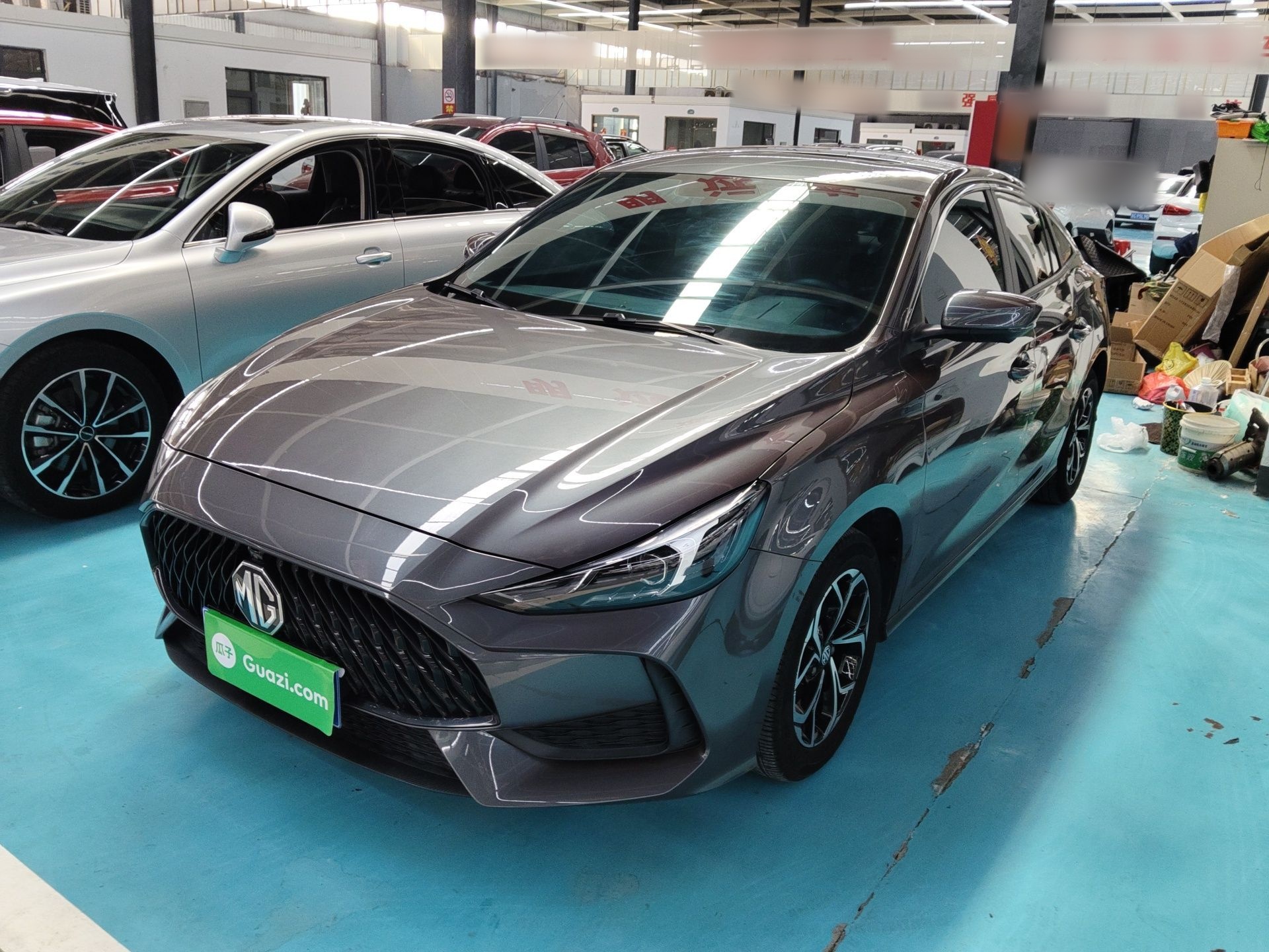 تحت مقدمة السيارة