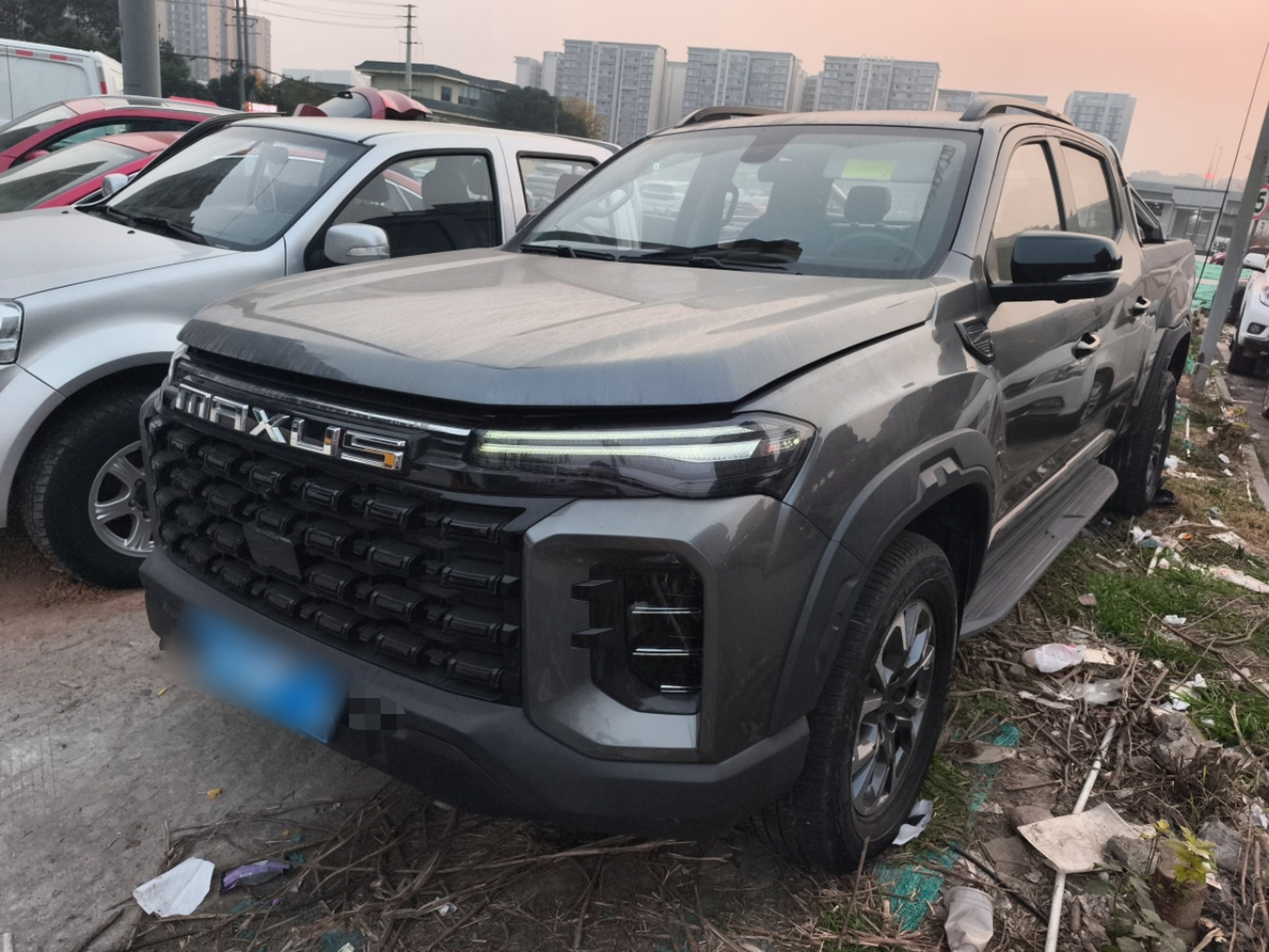 Под передней частью автомобиля