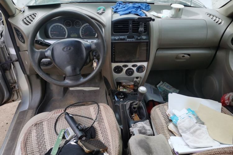 Used Huatai Santa Fe Classic 2012 2.0L Gasoline Manual Two-Wheel Drive Comfort Version Center Console