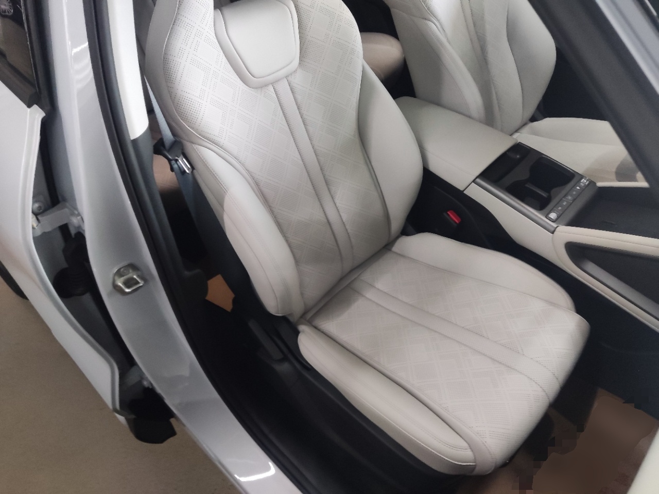 BYD Yuan UP 2025 Model 301KM Leading Version — снимка 19