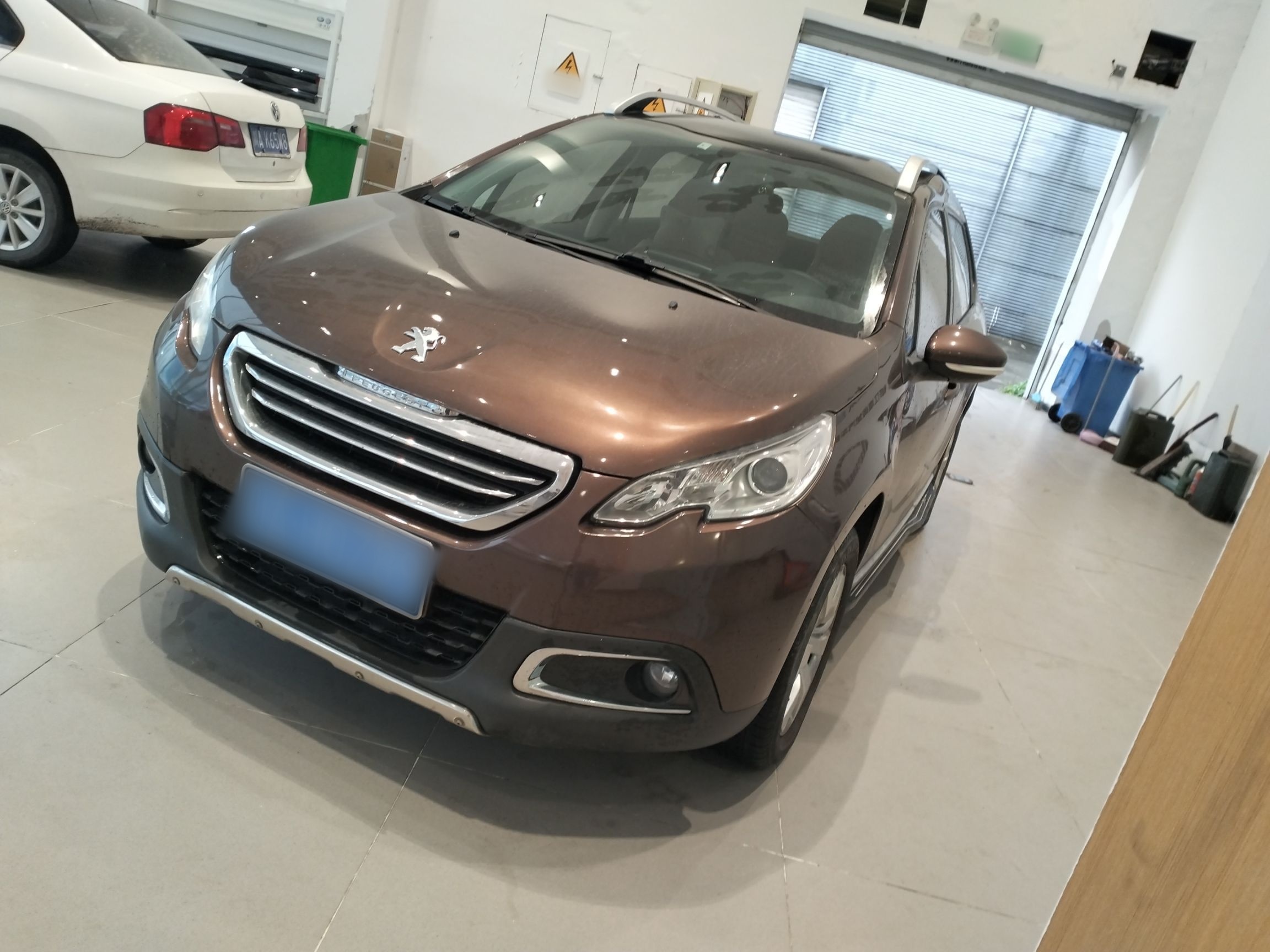 تحت مقدمة السيارة