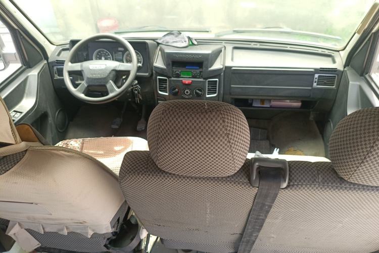 Used Iveco Daily 2017 2.5T A35 Passenger Van 5-7 Seats Model 47Z5 Center Console