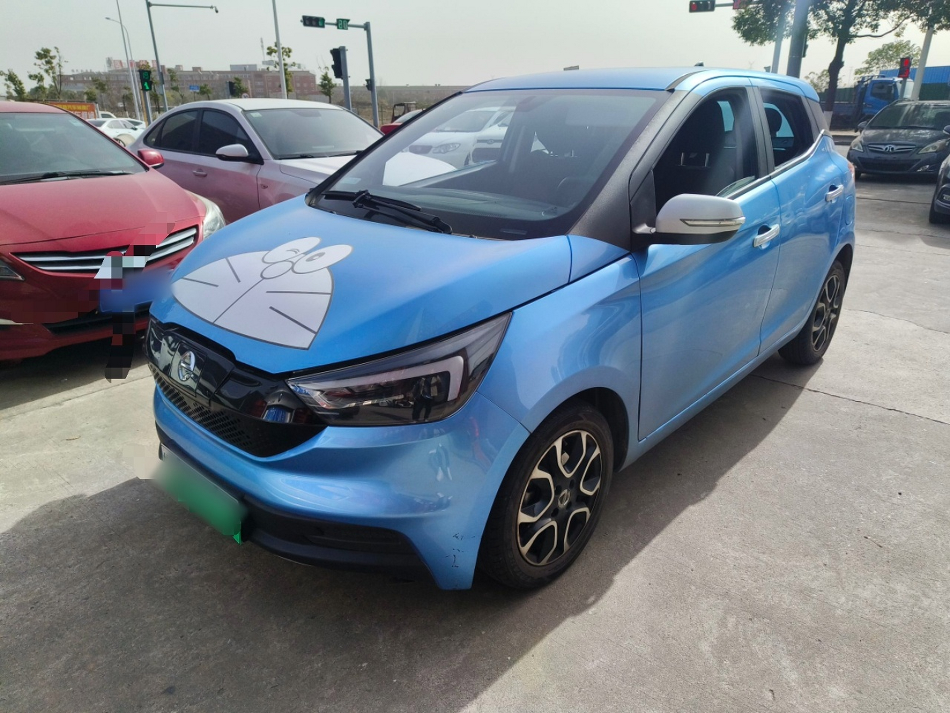 Под передней частью автомобиля