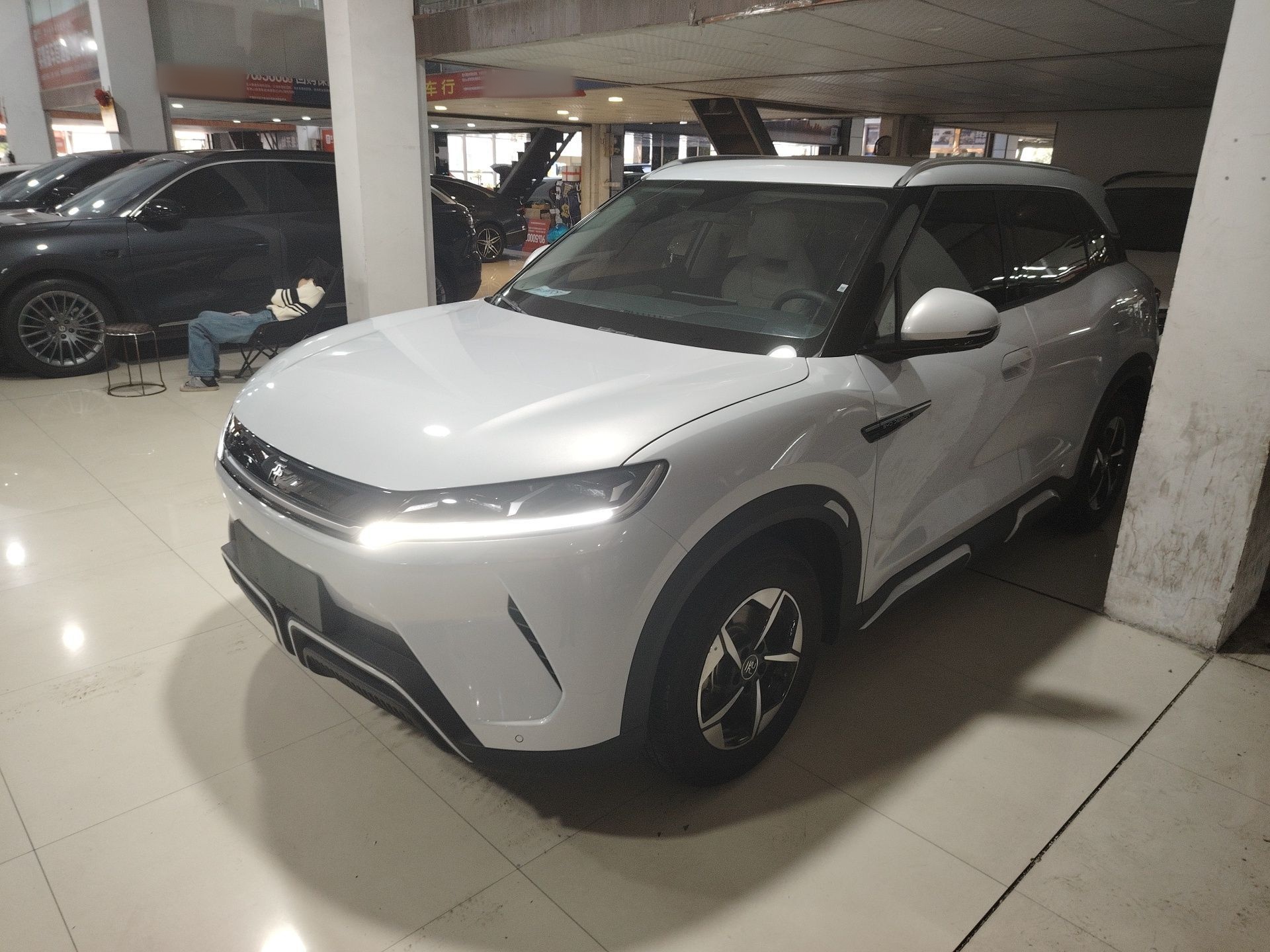 تحت مقدمة السيارة