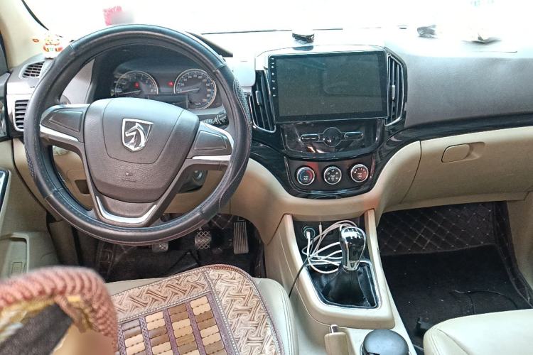 Used Baojun 730 2014 1.5L manual Comfort version 7 seats Center Console
