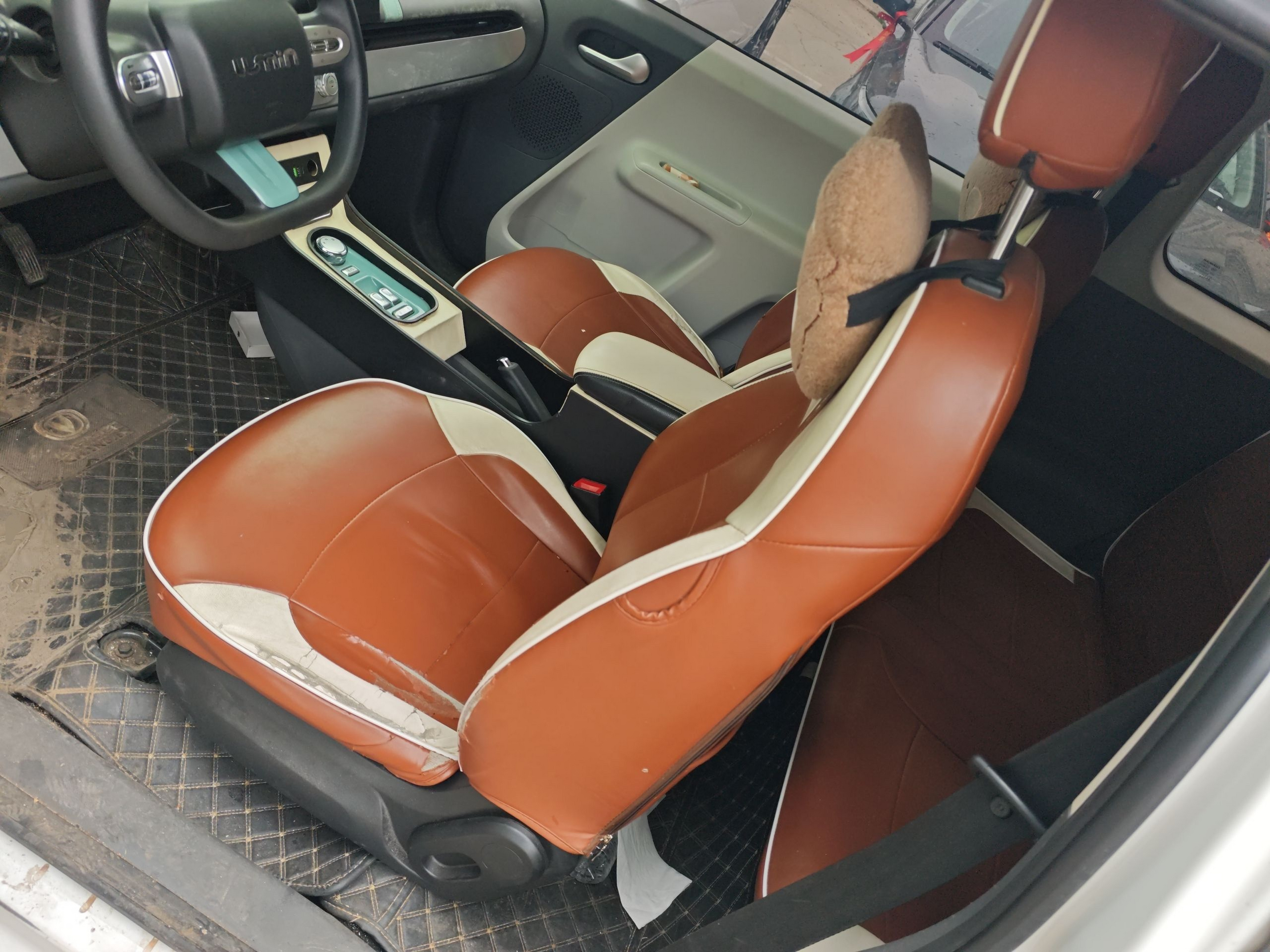 المقاعد الأمامية داخل السيارة