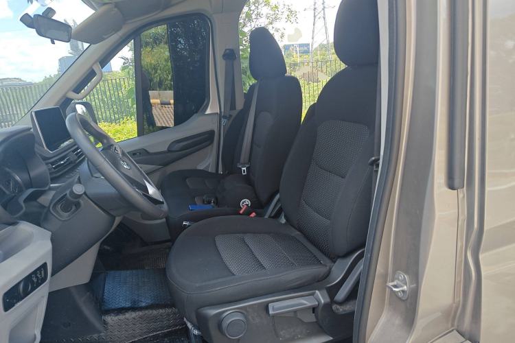 Used SAIC MAXUS Xintu V90 2022 2.0T AMT Yunjie Front-Wheel-Drive Short Wheelbase Mid-Roof Design with Single Rear Tire and 6 Seats