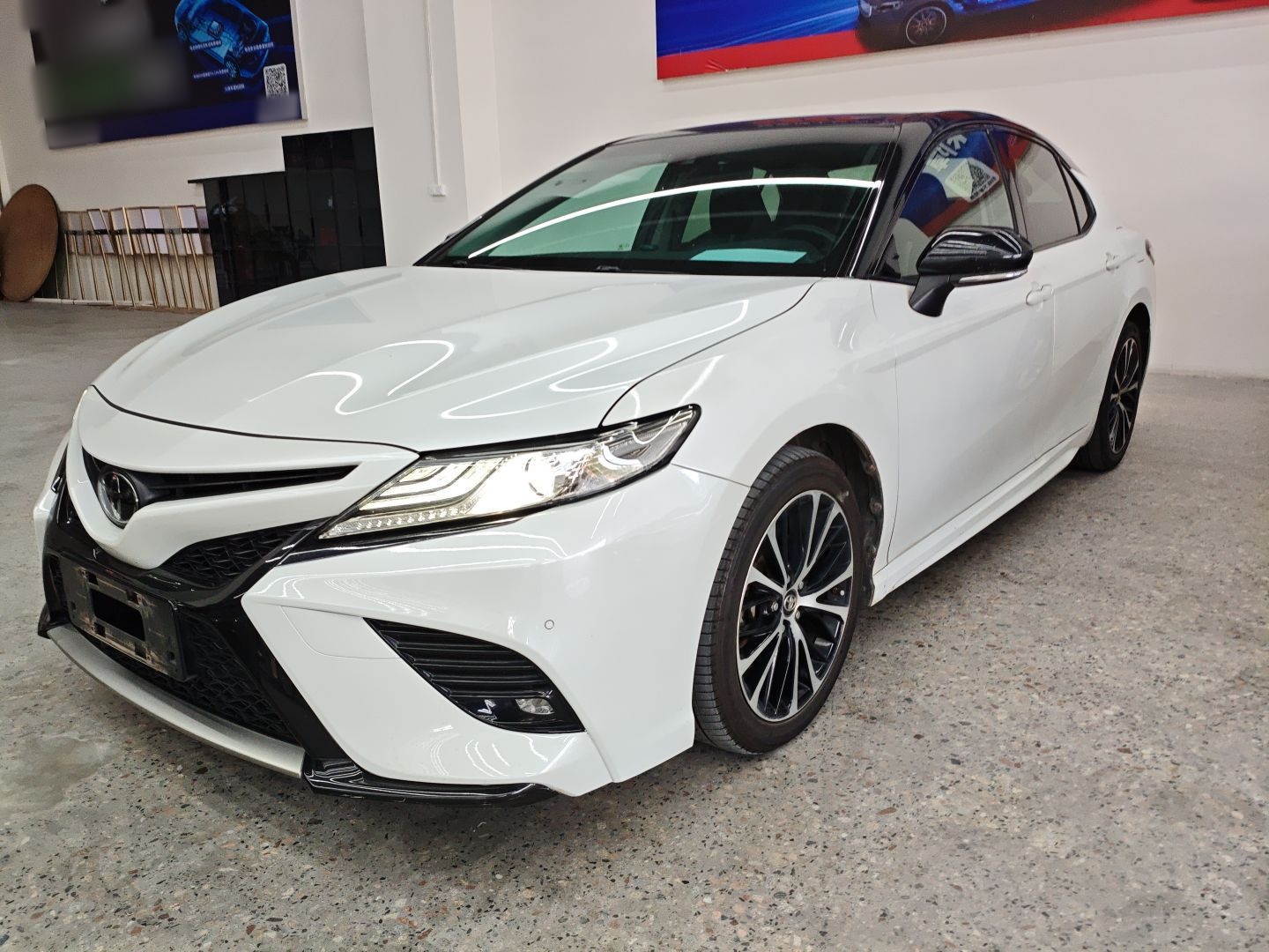 تحت مقدمة السيارة