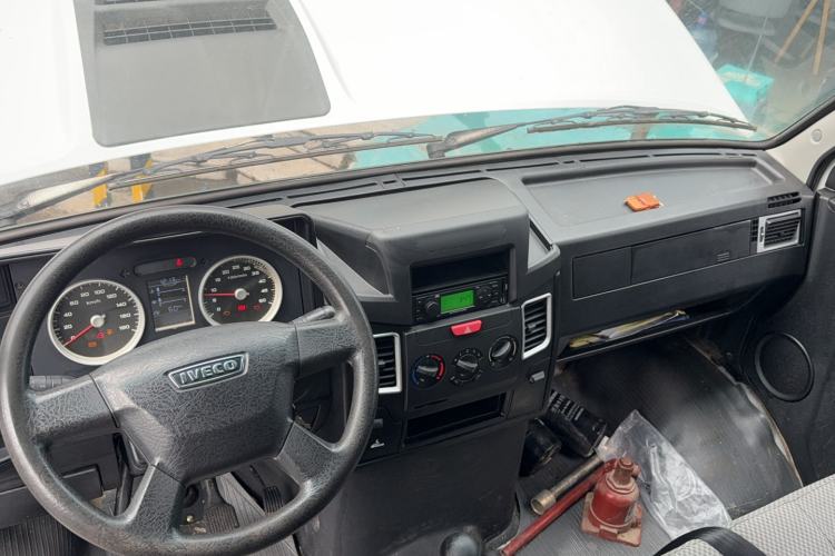 Used Iveco Daily 2017 2.8T V35 Box Truck 3 Seats 43S5
