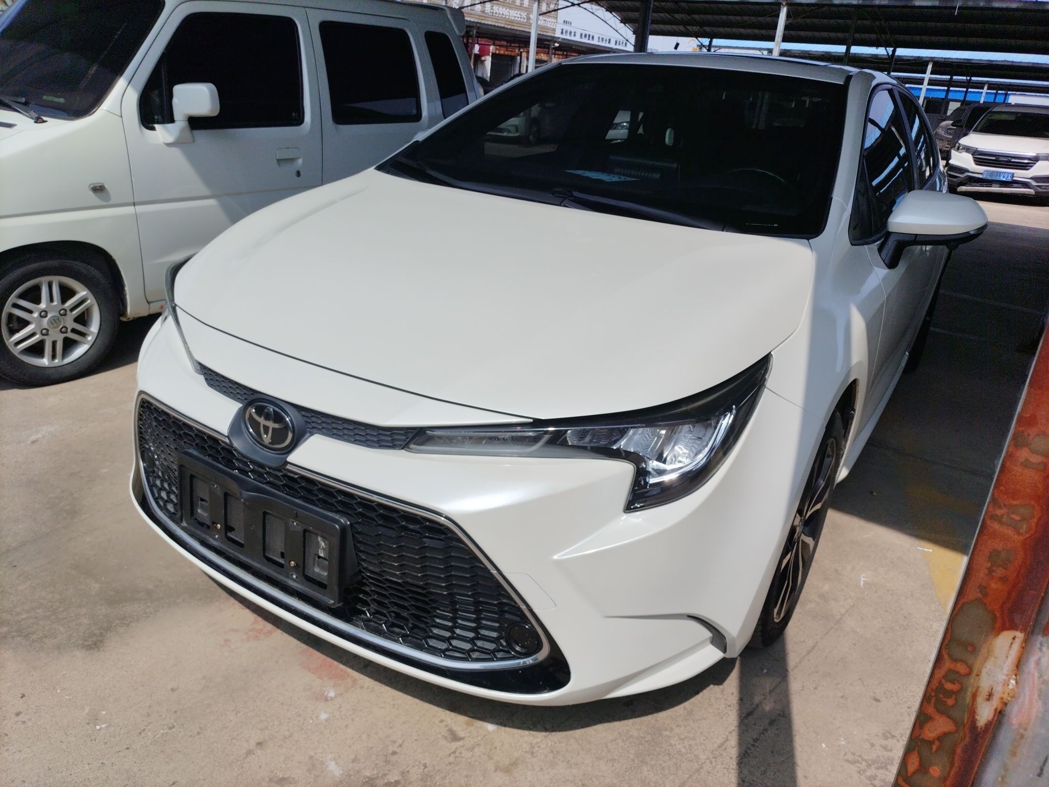 Под передней частью автомобиля