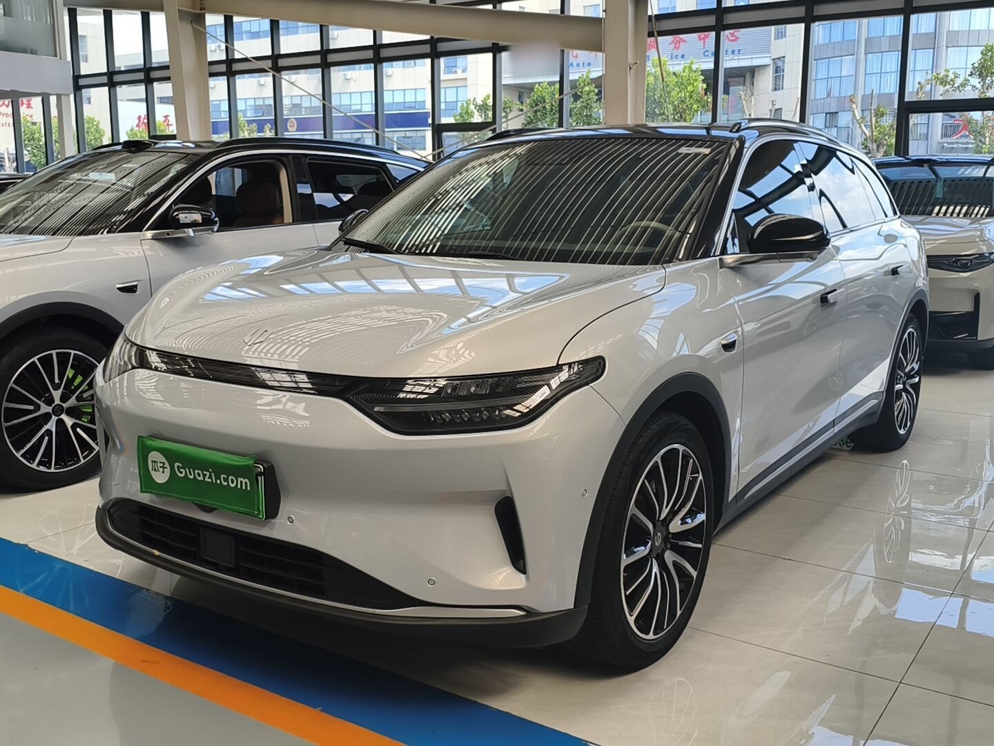 Unter der Vorderseite des Autos
