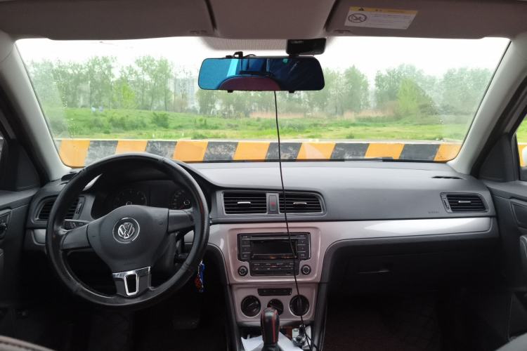 Used Volkswagen Lavida 2013 Revised Classic 1.6L Automatic Fashion Edition Center Console