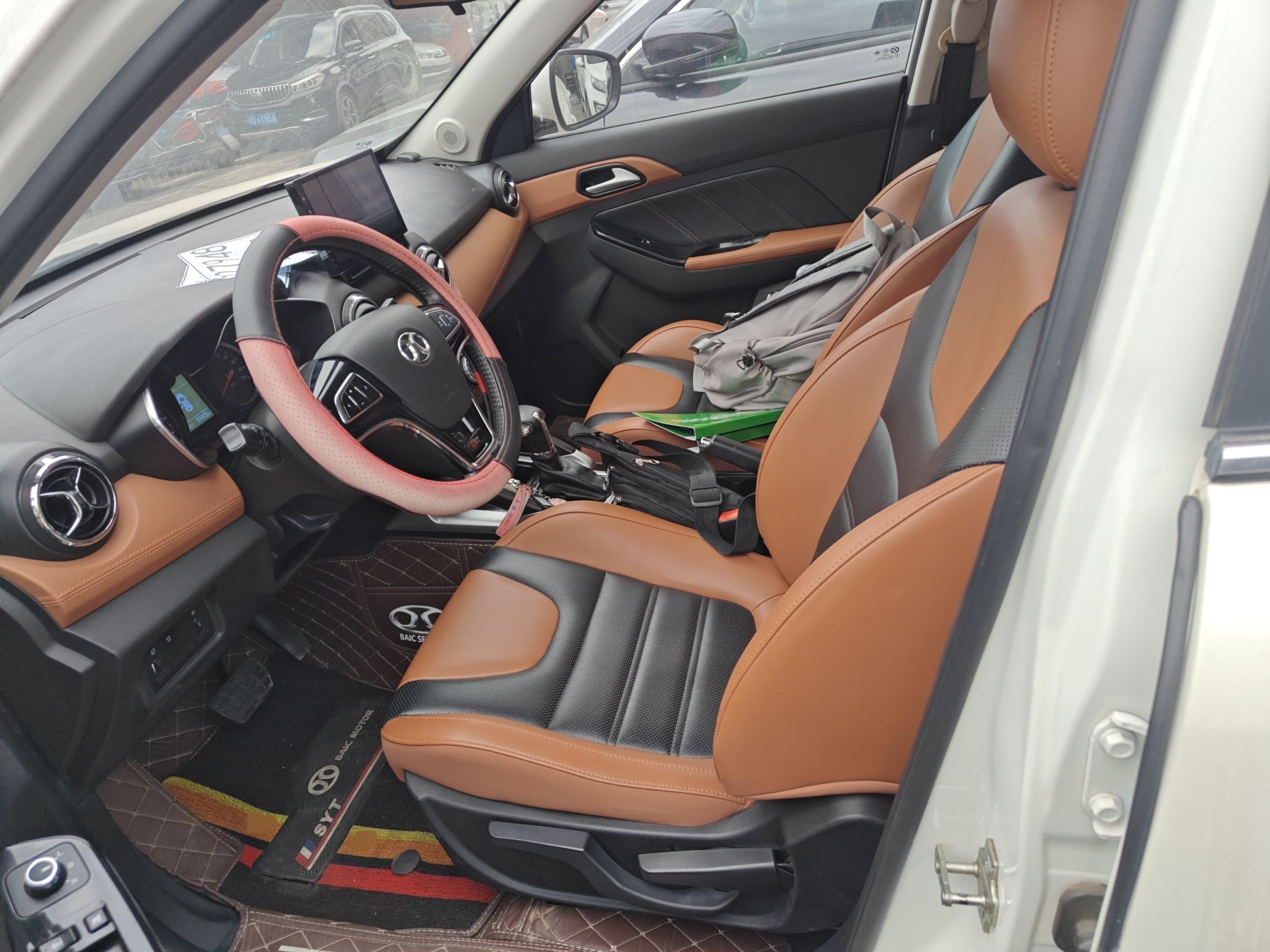 المقاعد الأمامية داخل السيارة