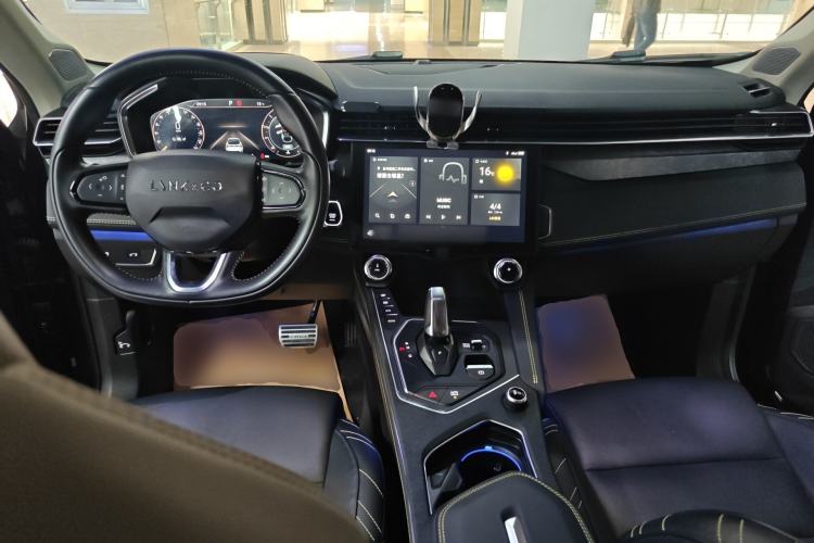 Used Lynk & Co 05 2020 2.0TD Two-Wheel Drive Shine Halo Center Console