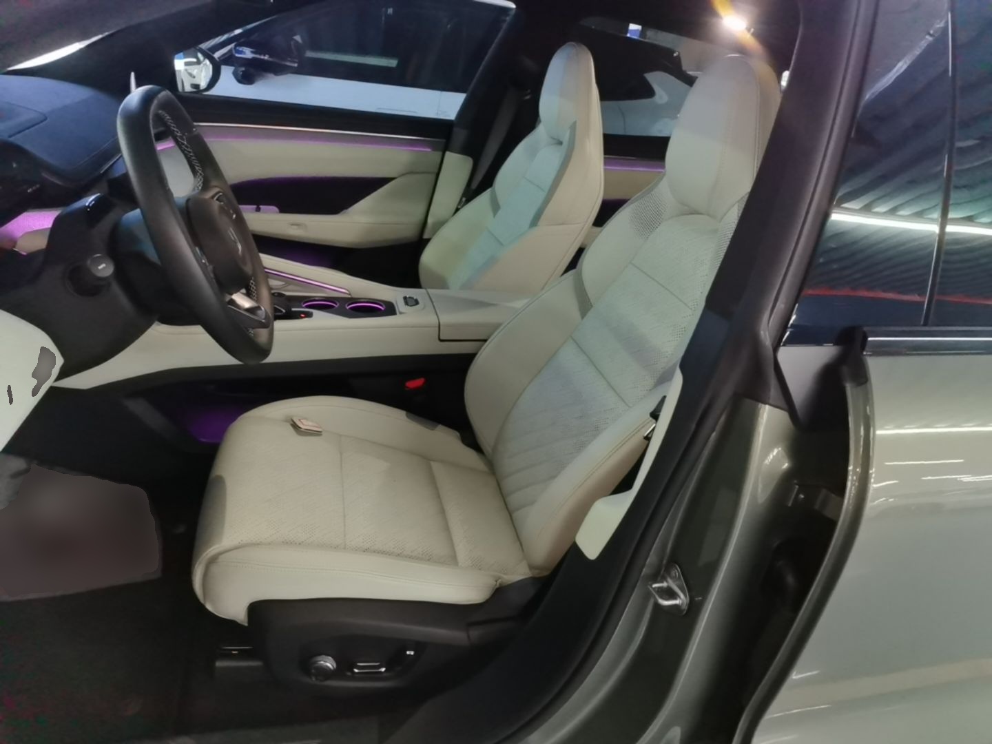 Zeekr 001 2024 YOU Edition 100 kWh All-Wheel Drive — снимка 17