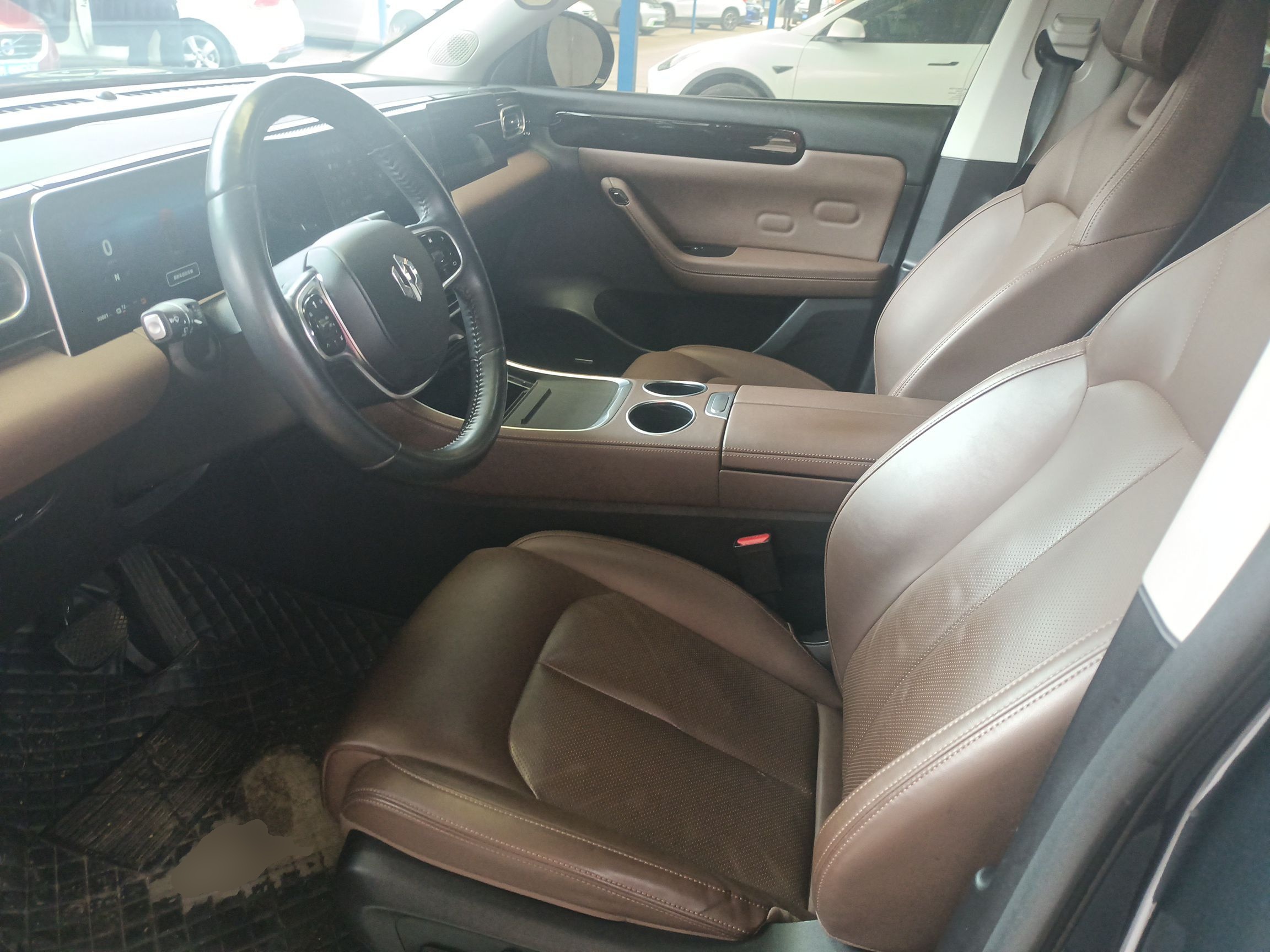 المقاعد الأمامية داخل السيارة