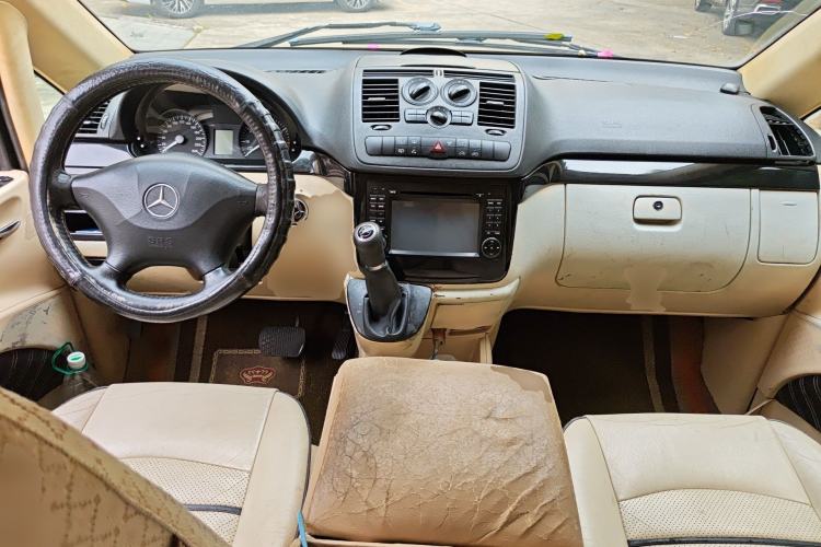 Used Mercedes-Benz Vito 2011 2.5L 7-seater executive version Center Console