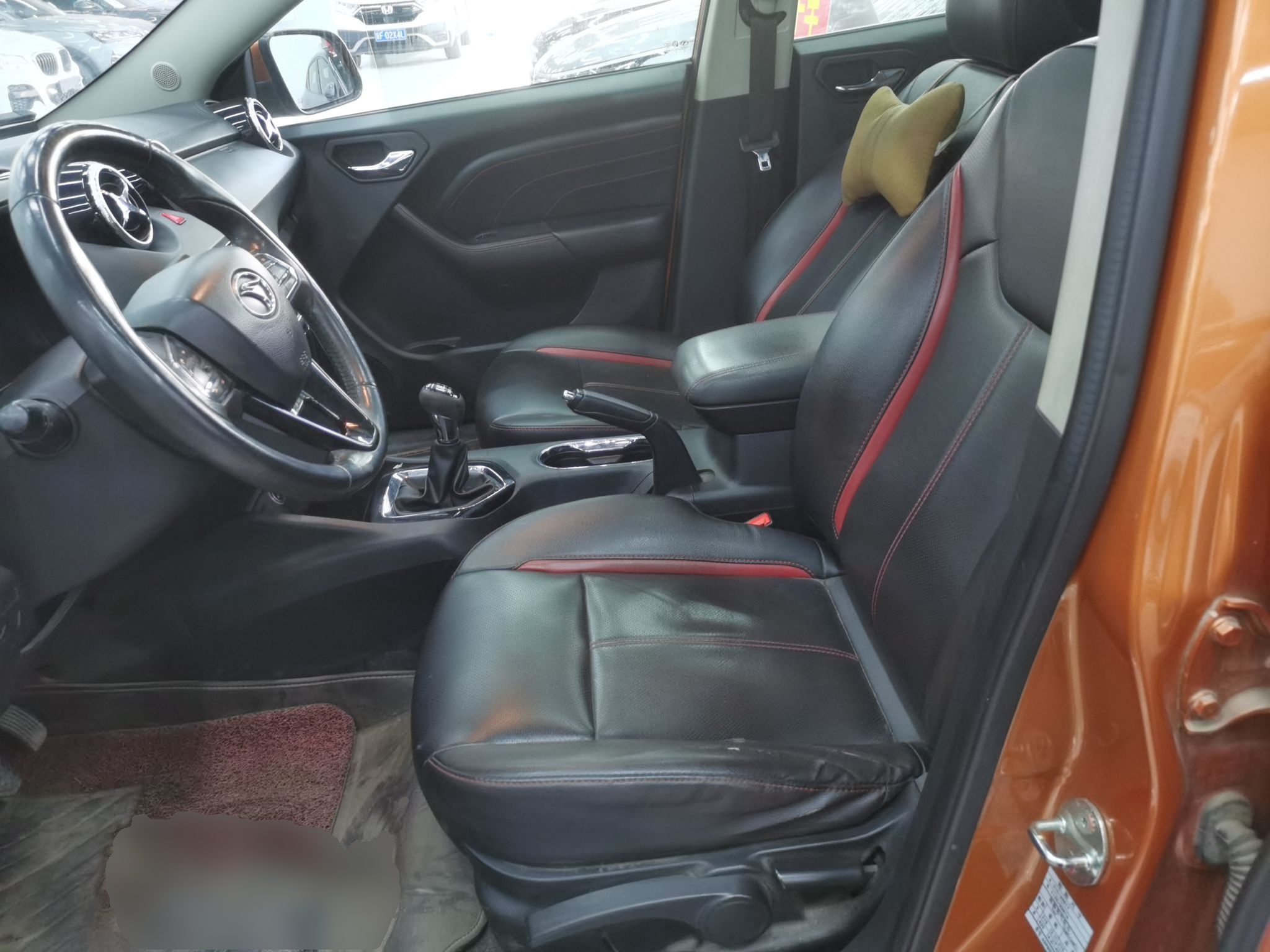 Переднее сиденье в автомобиле