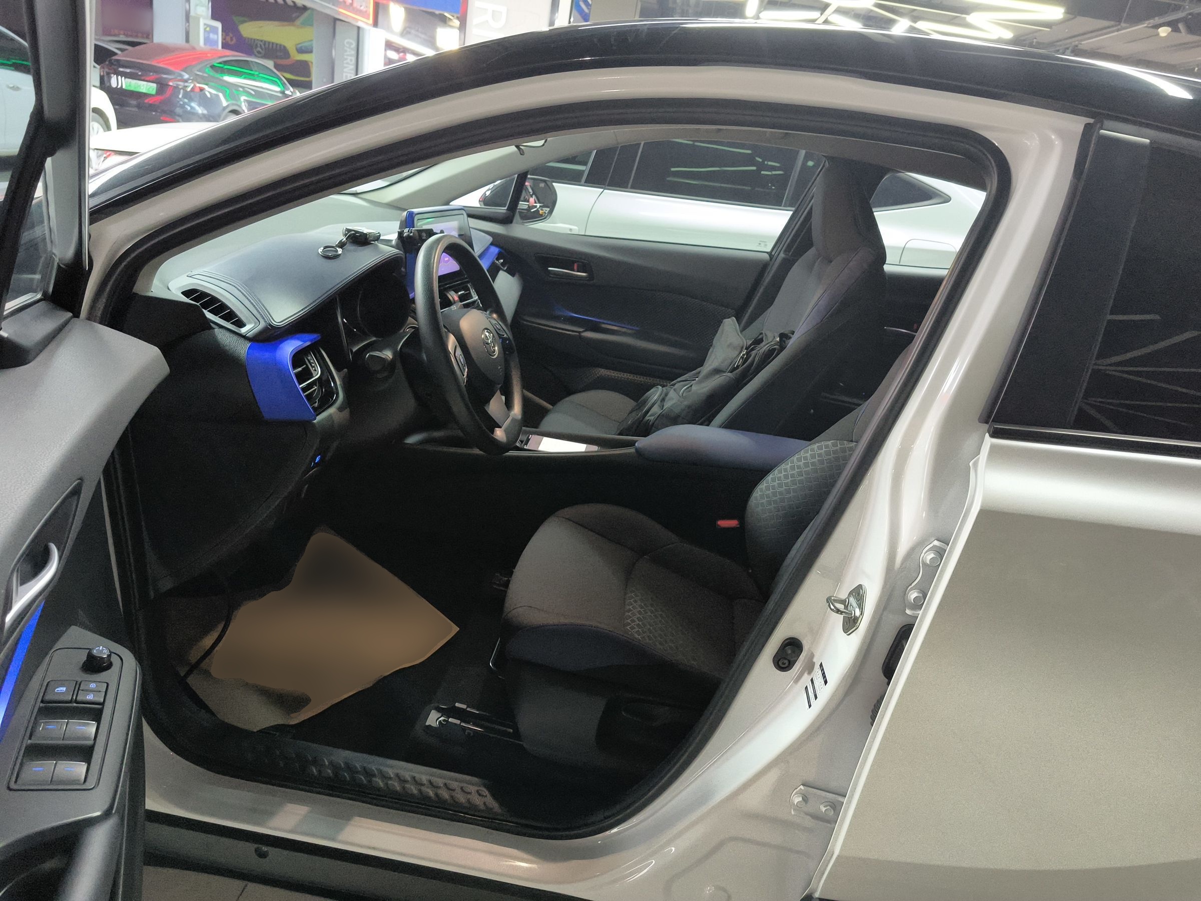 المقاعد الأمامية داخل السيارة