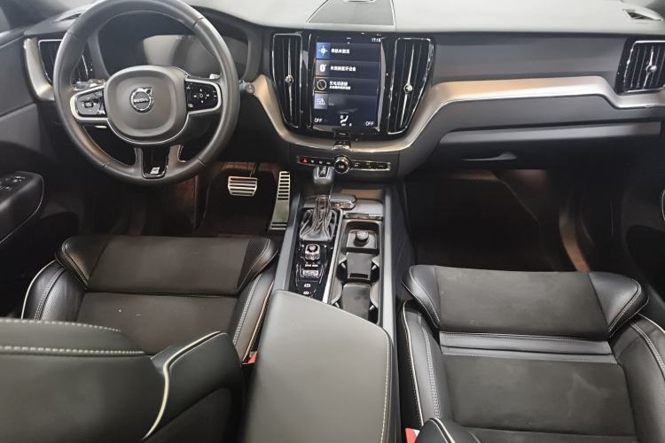 Used Volvo XC60 2018 T5 4x4 Smart & Sporty Edition Center Console