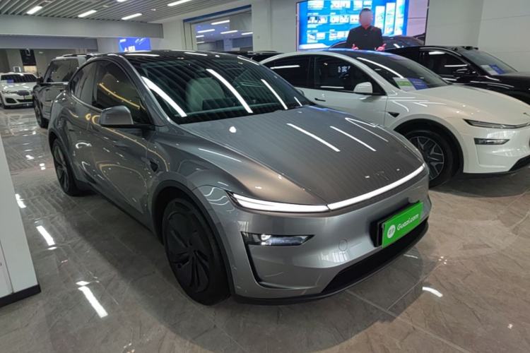 Used Tesla Model Y 2025 Long-Range All-Wheel-Drive Version Front Right 45 Deg