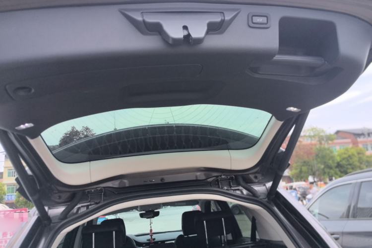 Used Land Rover Discovery Sport 2022 249 PS Metropolitan Edition 5 Seats Trunk