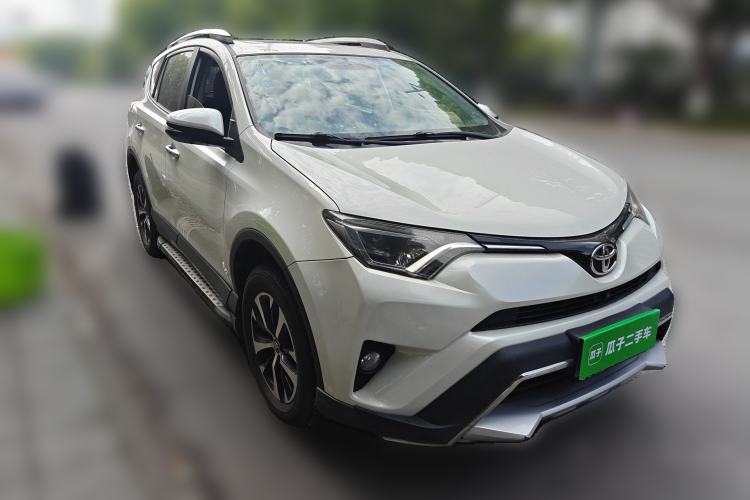 Used Toyota RAV4 2019 2.0L CVT Two-Wheel Drive Luxury Version China VI Standard
