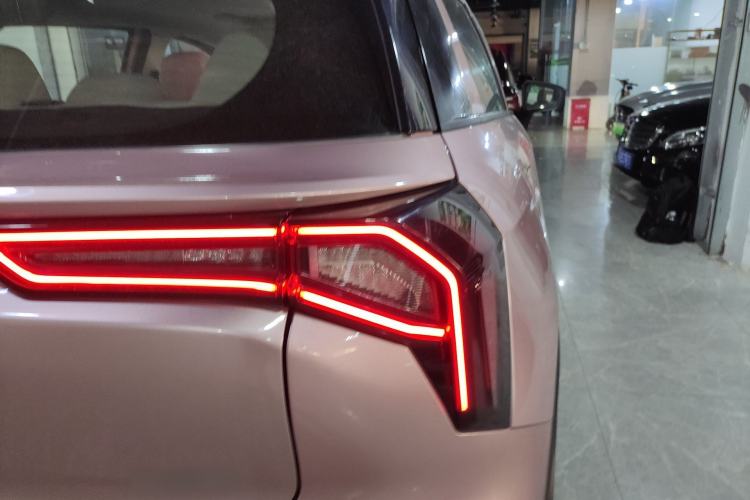 Used Geometry E Firefly 2024 401 km Fluorescent Exterior 3