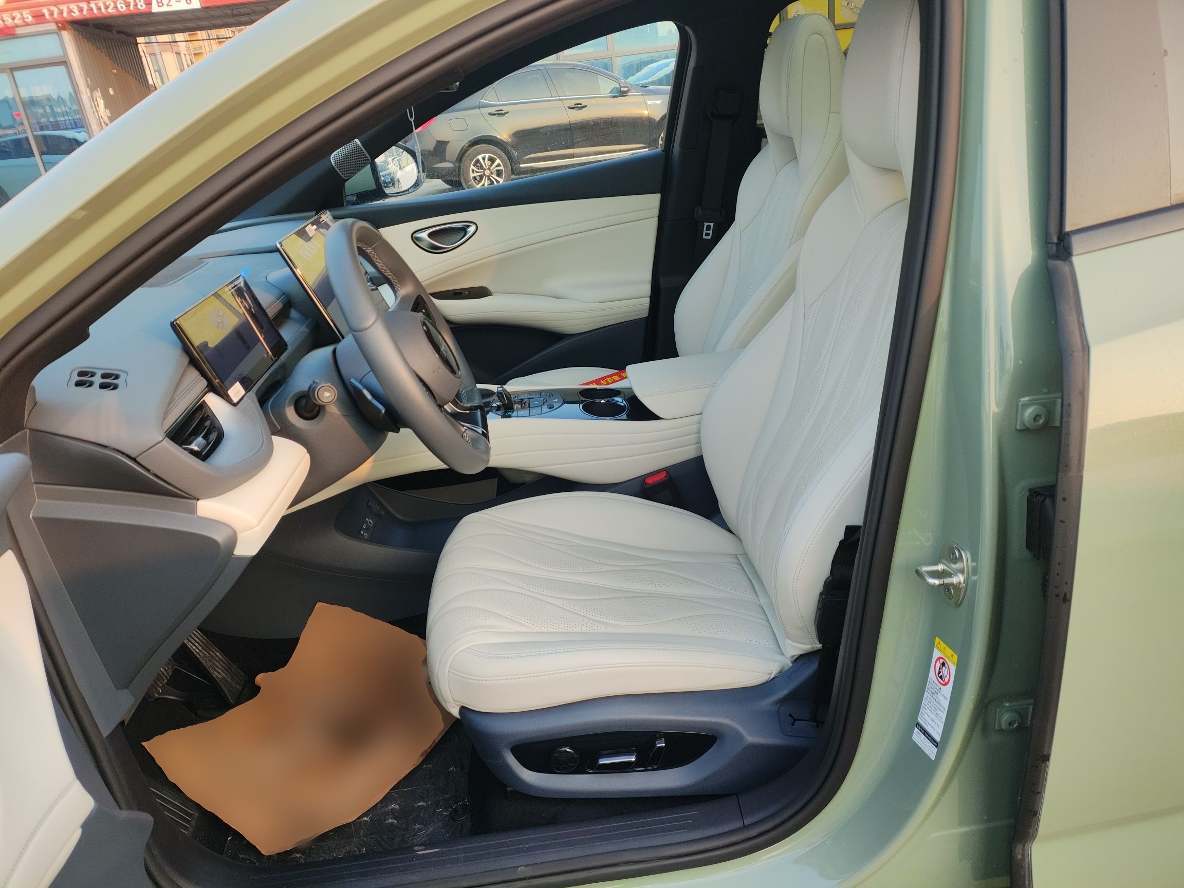 المقاعد الأمامية داخل السيارة