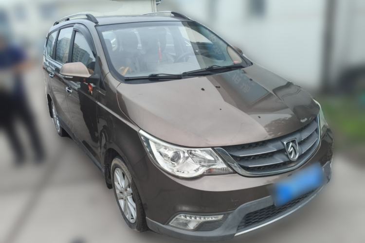 Used Baojun 730 2014 1.5L manual Comfort ESP version 7 seats Front Right 45 Deg