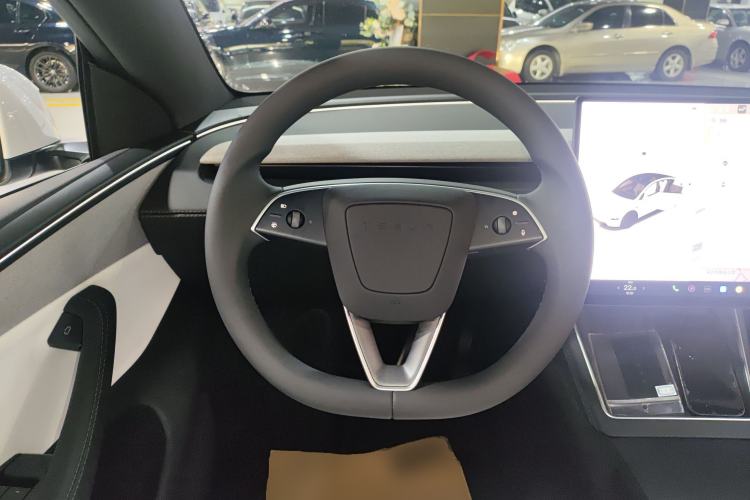 Used Tesla Model Y 2026 Facelifted Long-Range Rear-Drive Model Steering Wheel
