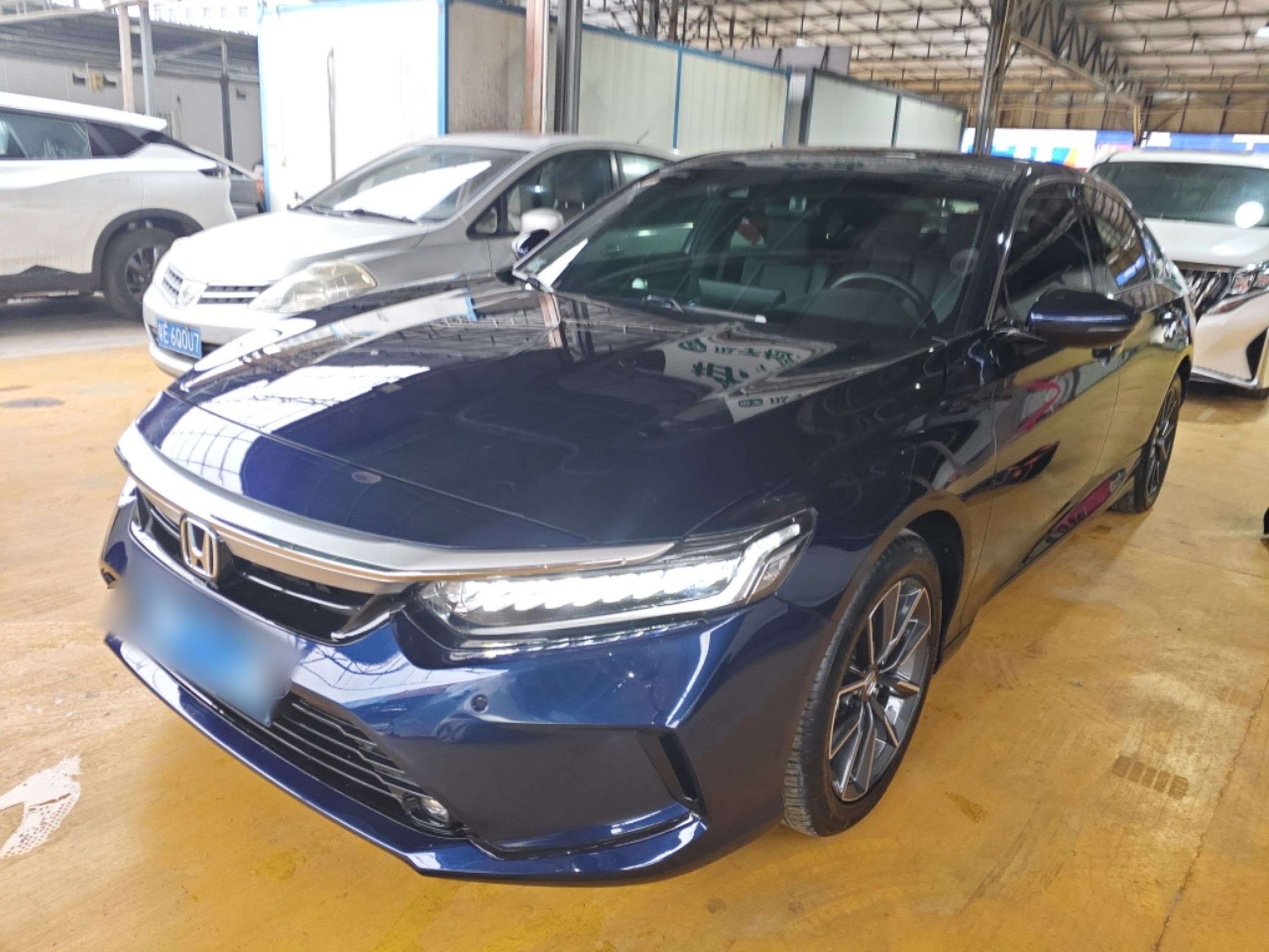 تحت مقدمة السيارة