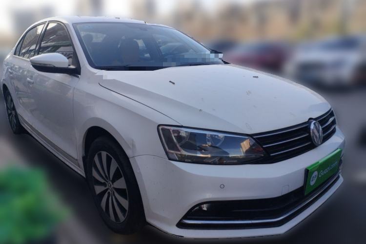 Used Volkswagen Sagitar 2015 230TSI Automatic Luxury Model Front Right 45 Deg