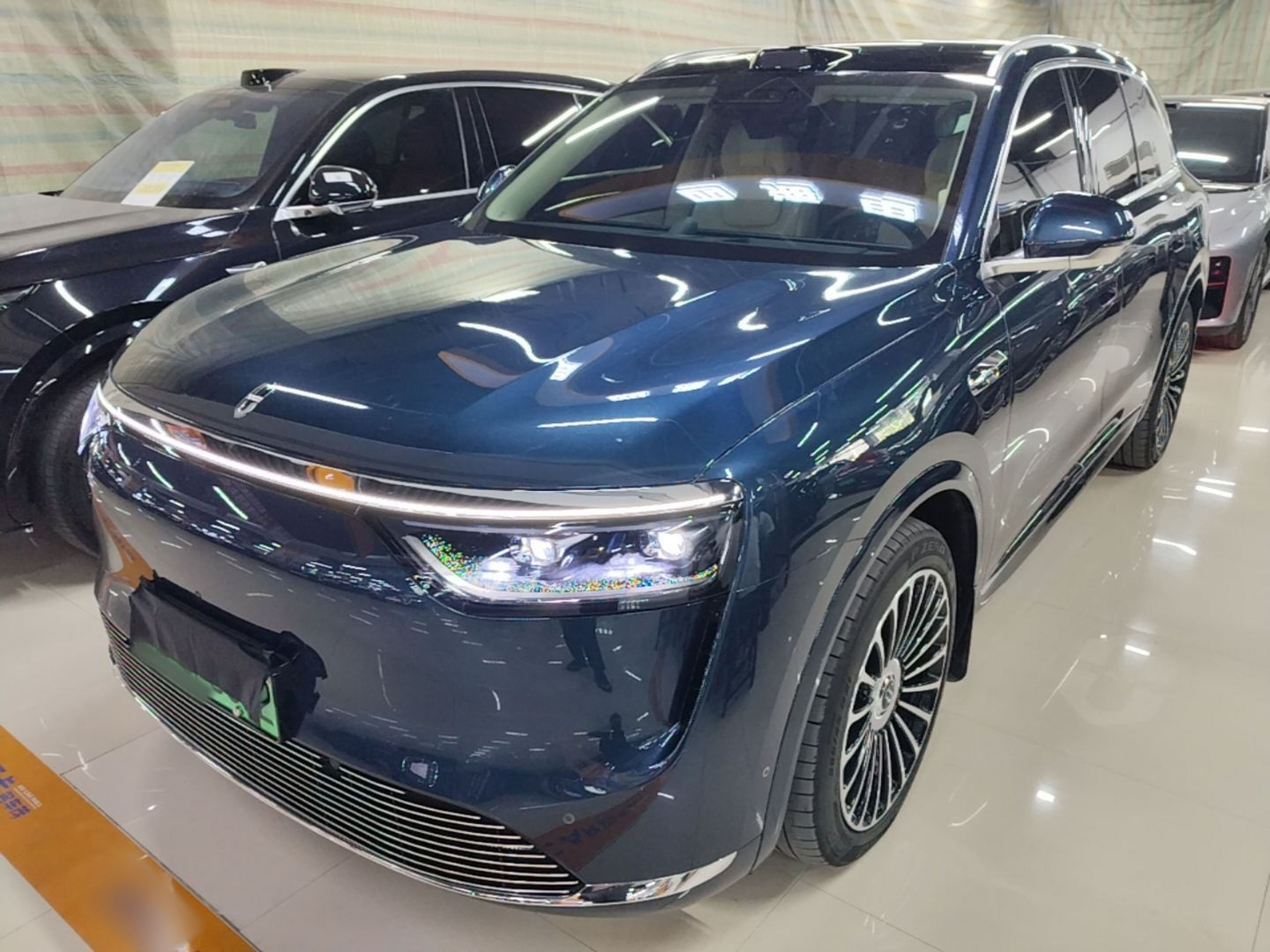 Под передней частью автомобиля