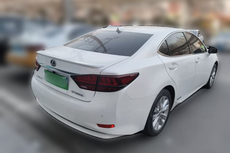 Used Lexus ES 2013 300h Elite Edition
