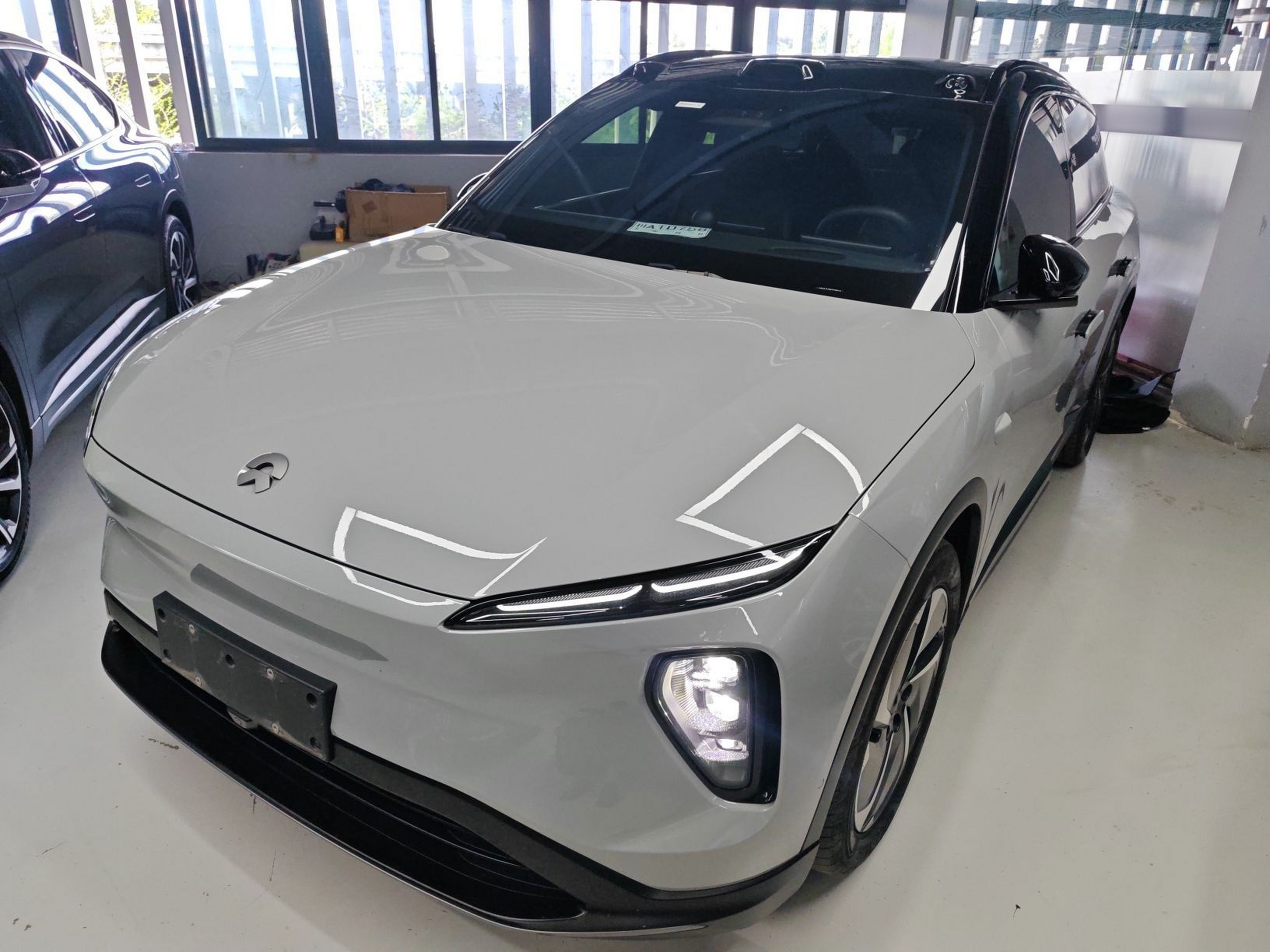 تحت مقدمة السيارة