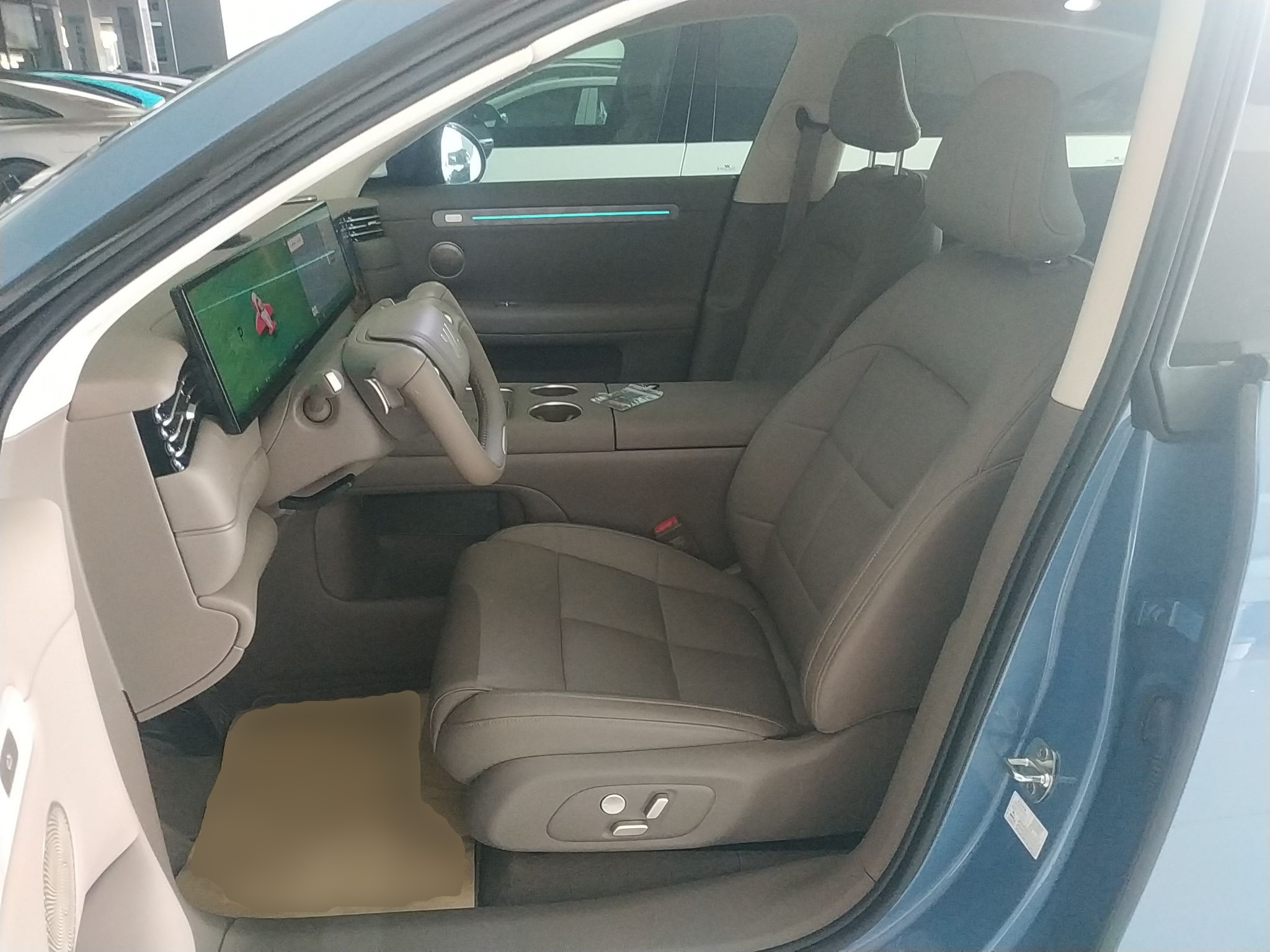 المقاعد الأمامية داخل السيارة