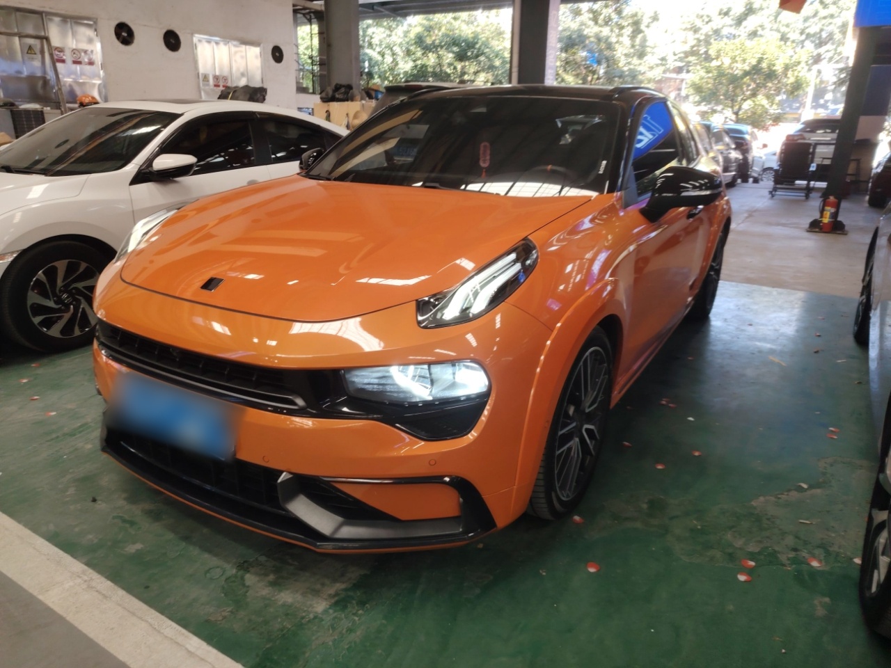 Под передней частью автомобиля