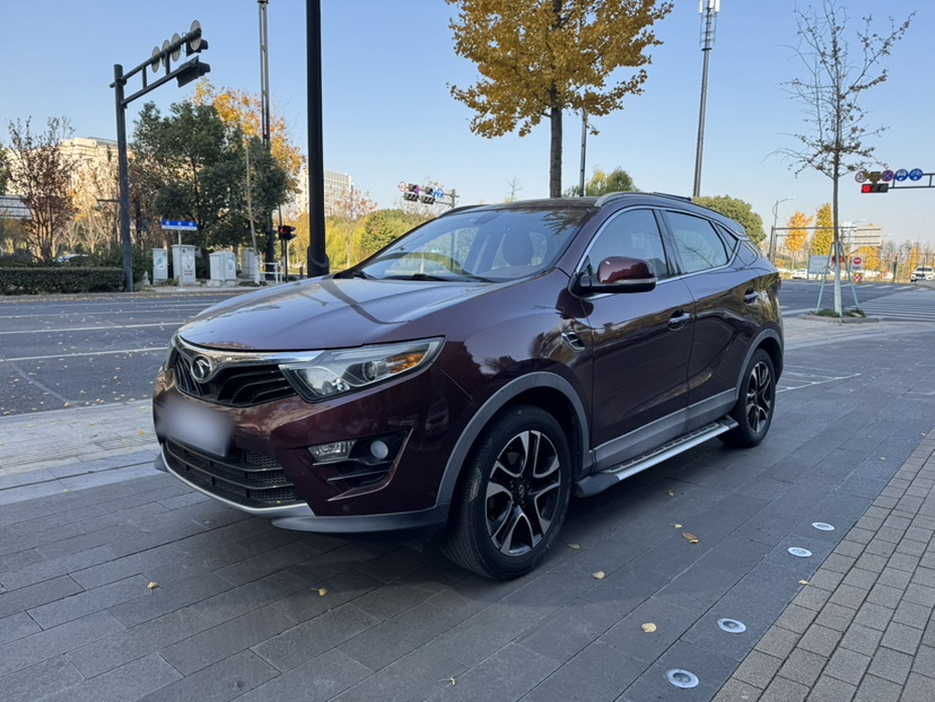 Под передней частью автомобиля