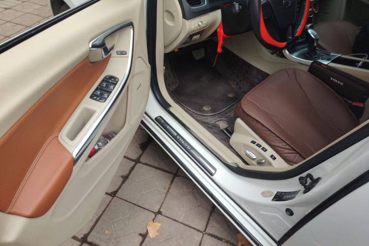 Used Volvo V60 2013 T5 Comfort Edition