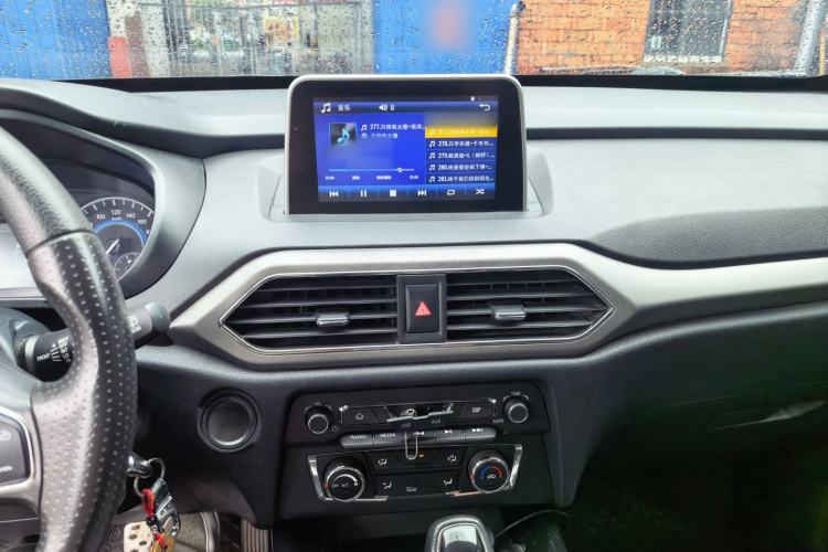 Used Dongfeng Fengon S560 2019 1.8L CVT Elite Model Center Console