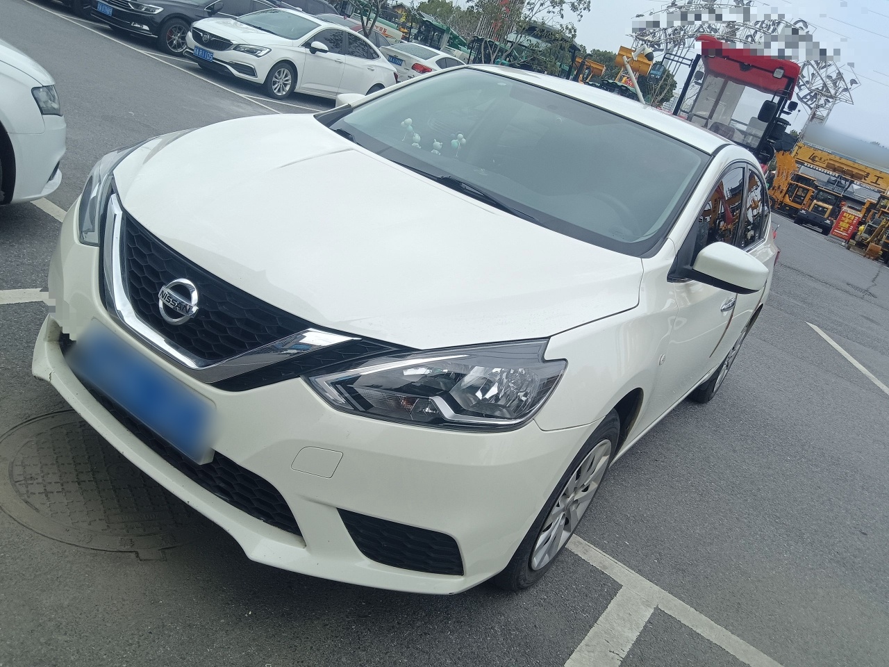 تحت مقدمة السيارة