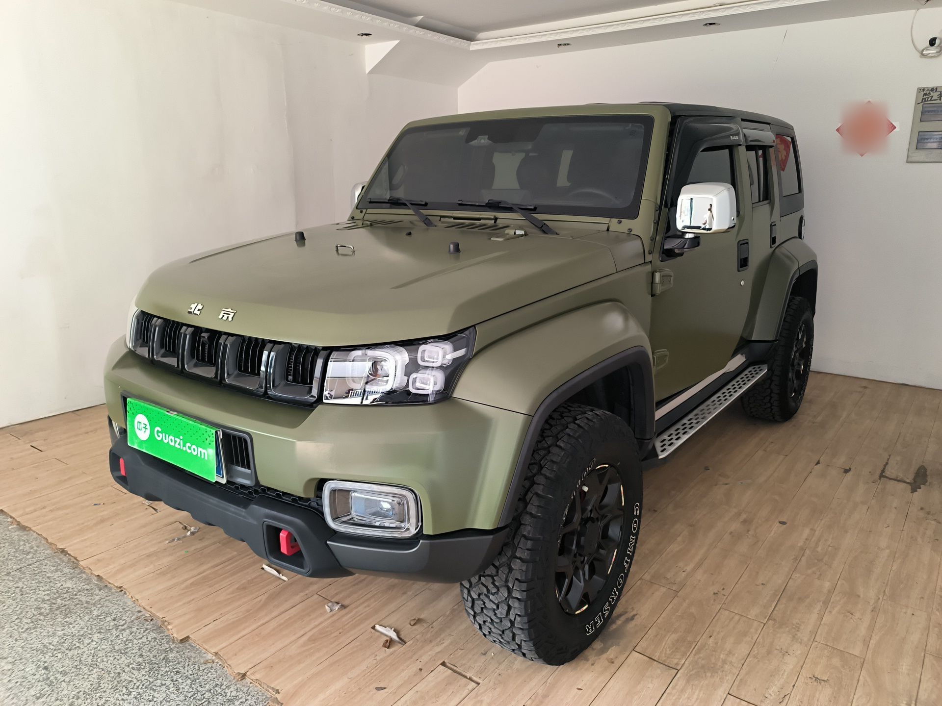 تحت مقدمة السيارة