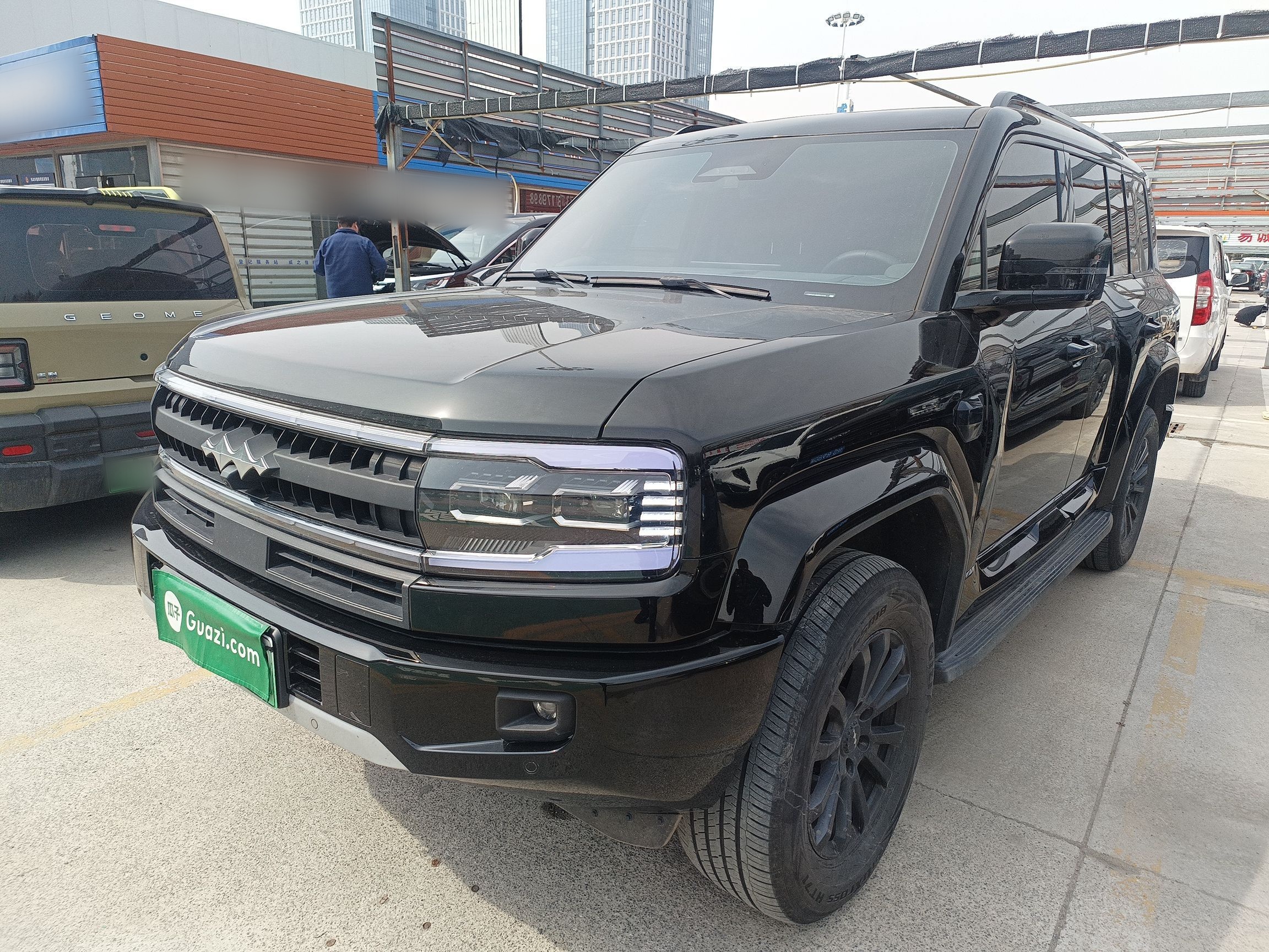 تحت مقدمة السيارة