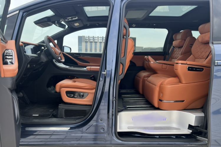 Used GAC Trumpchi Xiangwang M8 2025 Kunkun Series Ultra First-Class Cabin Interior 2