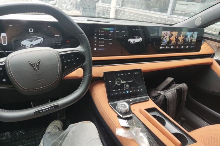 Used VOYAH PASSION 2024 PHEV Four-Wheel Drive Ultra-Long Range Flagship Model Center Console